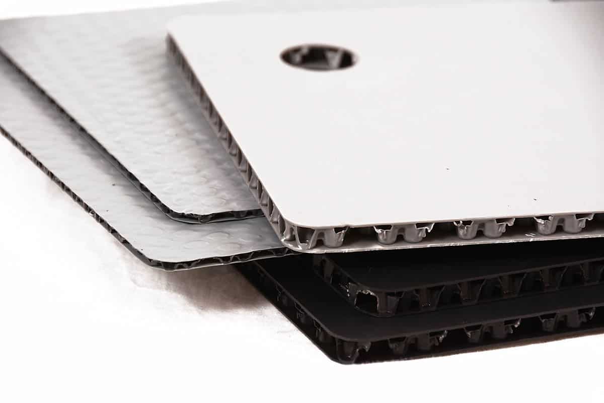 Aircell® Platten Unsere Aircell® Luftkammerplatten/Strukturkammerplatten sind wahre Multitalente: Federleicht, schwer belastbar, kostengünstig, resistent gegen Schmutz, Feuchtigkeit, Chemikalien und Verrottung. Mit einer patentierten 3D-Struktur werden Aircell® Platten um 70 Prozent leichter als massive Platten, bieten aber mindestens die gleiche Belastbarkeit.