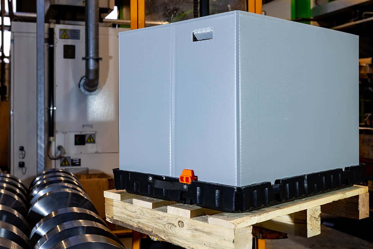 ThorPak® Genius Faltbarer Stapelbehälter mit glattem Boden, jede Höhe realisierbar, mit Textil- Schaum-Aufnahmen zum Transport empfindlicher Bauteile. Twin Sheet Boden/Stapelelement, mit Locator zur Verriegelung des Rings. Behälterring aus Aircell® 5mm/2000g.