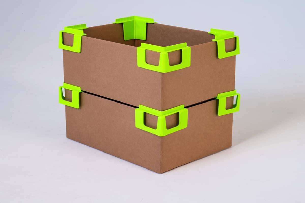 ThorPak® Corner ThorPak® Corner ist ein sehr praktisches Hilfsmittel beim Offenhalten und Stapeln von Kartons. Das Helferlein ist äußerst beliebt an Packstationen, weil dort beispielsweise mehrere Kartons aufgebaut werden können und gleichzeitig gestapelt.
